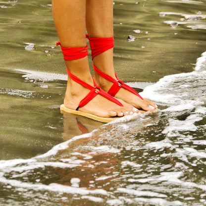 Sandalo con lacci rossi