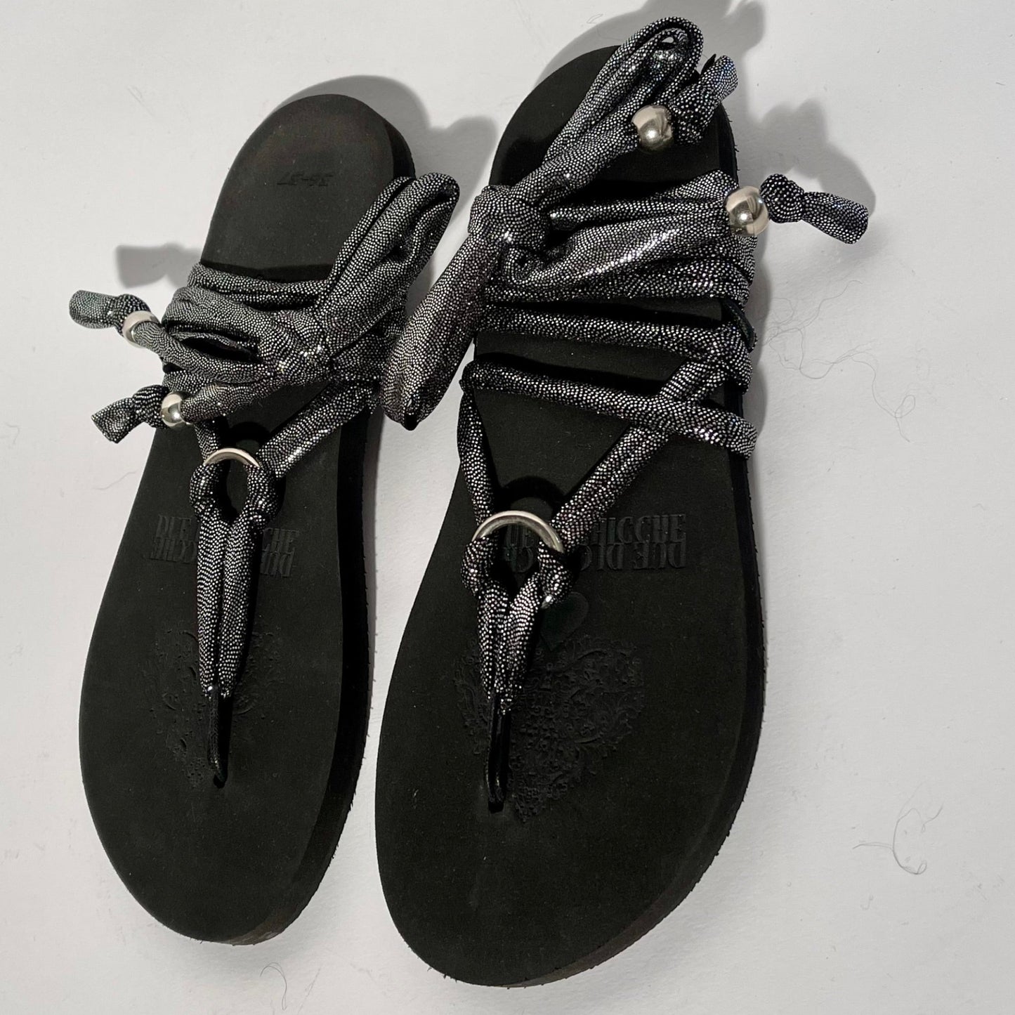 Sandalo nero con lacci lurex